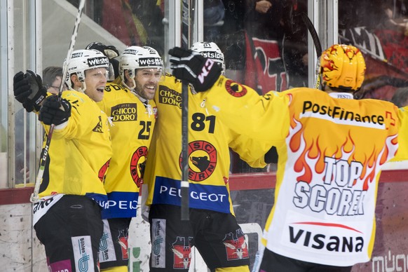 Von links nach rechts, SC Bern Spieler Ryan Lasch, SC Bern Spieler Andrew Ebbett, SC Bern Spieler Thomas Ruefenacht und SC Bern Spieler Mark Arcobello, jubeln nach dem Tor (1-0), im vierten Eishockey  ...