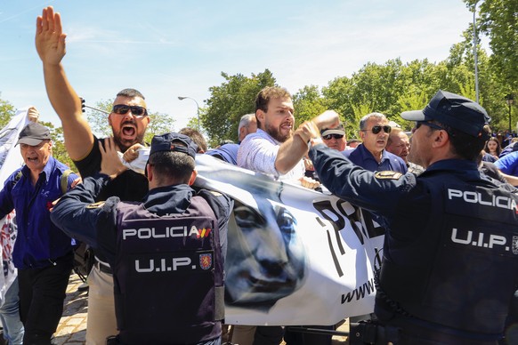 epa10589122 Police intervene as far-right supporters wait for the hearse carrying the remains of Jose Antonio Primo de Rivera, at the San Isidro cemetery in Madrid, Spain, April 24, 2023. The mortal…
