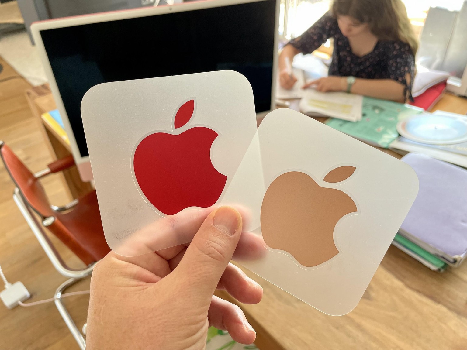 Sticker mit dem Apple-Logo, die es zum iMac (2021) gibt.
