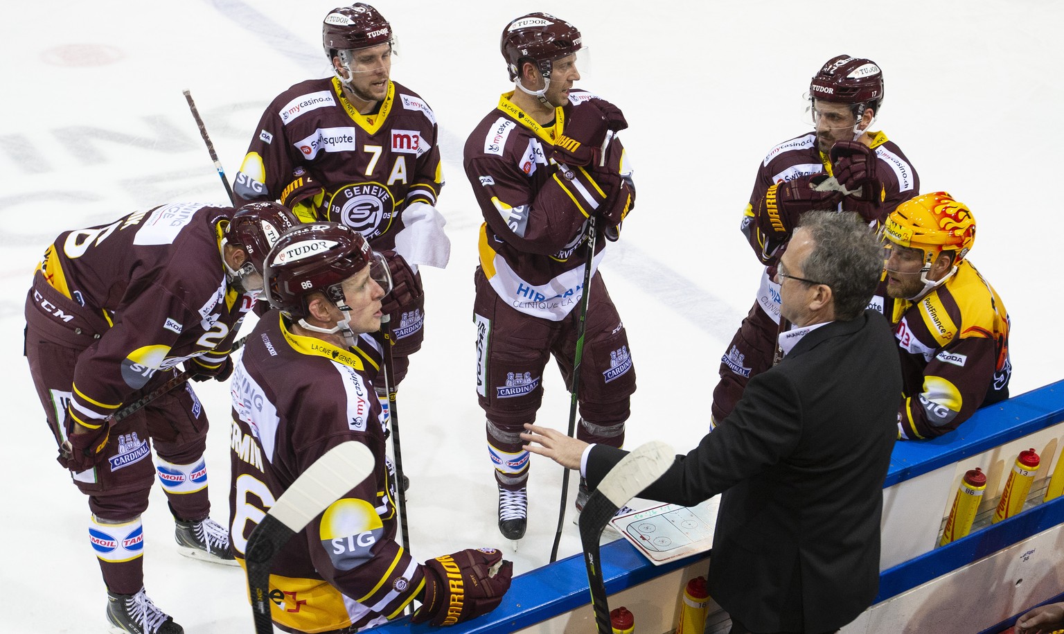 Geneve-Servette&#039;s Head coach Patrick Emond talks to his players forward Daniel Winnik, of Canada, left, center Joel Vermin #86, defender Henrik Toemmernes #7, of Sweden, center Eric Fehr, of Cana ...