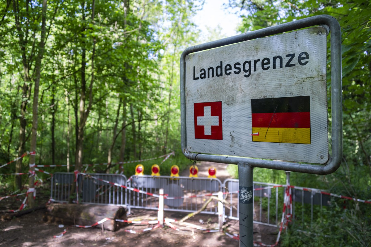 ARCHIVBILD ZUR MELDUNG, DASS DEUTSCHLAND DIE SCHWEIZ AB KOMMENDEN SAMSTAG ZU CORONA-RISIKOGEBIET ERKLAERT, AM DONNERSTAG, 22. OKTOBER 2020 - Eine mit Gittern und Absperrband geschlossene gruene Grenze ...