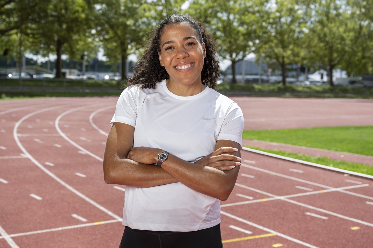 Die Leichtathletin Mujinga Kambundji posiert im Wankdorf, am Dienstag, 29. Juli 2025 in Bern. Die schwangere Kambundji legt eine Wettkampfpause ein. (KEYSTONE/Peter Schneider)