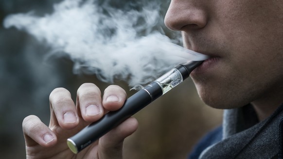 A man inhales from an e-cigarette in Zuerich, Switzerland, January 20, 2014. (KEYSTONE/Christian Beutler)

Ein Mann zieht an einer E-Zigarette am 20. Januar 2014 in Zuerich. (KEYSTONE/Christian Beutle ...