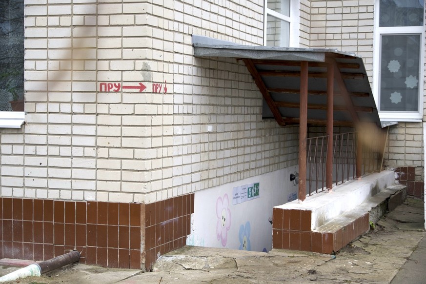 Der Eingang zum Luftschutzkeller im Kindergarten von Dykanka (UKR, Region Poltawa) von aussen fotografiert.
