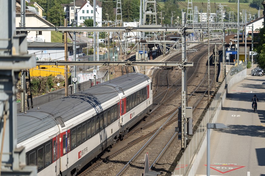 Ein Zug faehrt in den Bahnhof in Liestal, am Montag, 24. Juni 2019. (KEYSTONE/Georgios Kefalas)