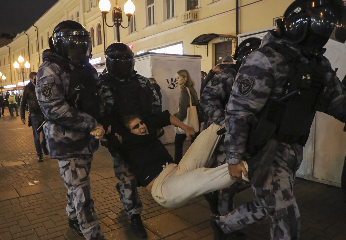 epa10197377 Russian policemen detain a participant of an unauthorised protest against the partial mobilisation due to the conflict in Ukraine, in central Moscow, Russia, 21 September 2022. Russian Pre ...