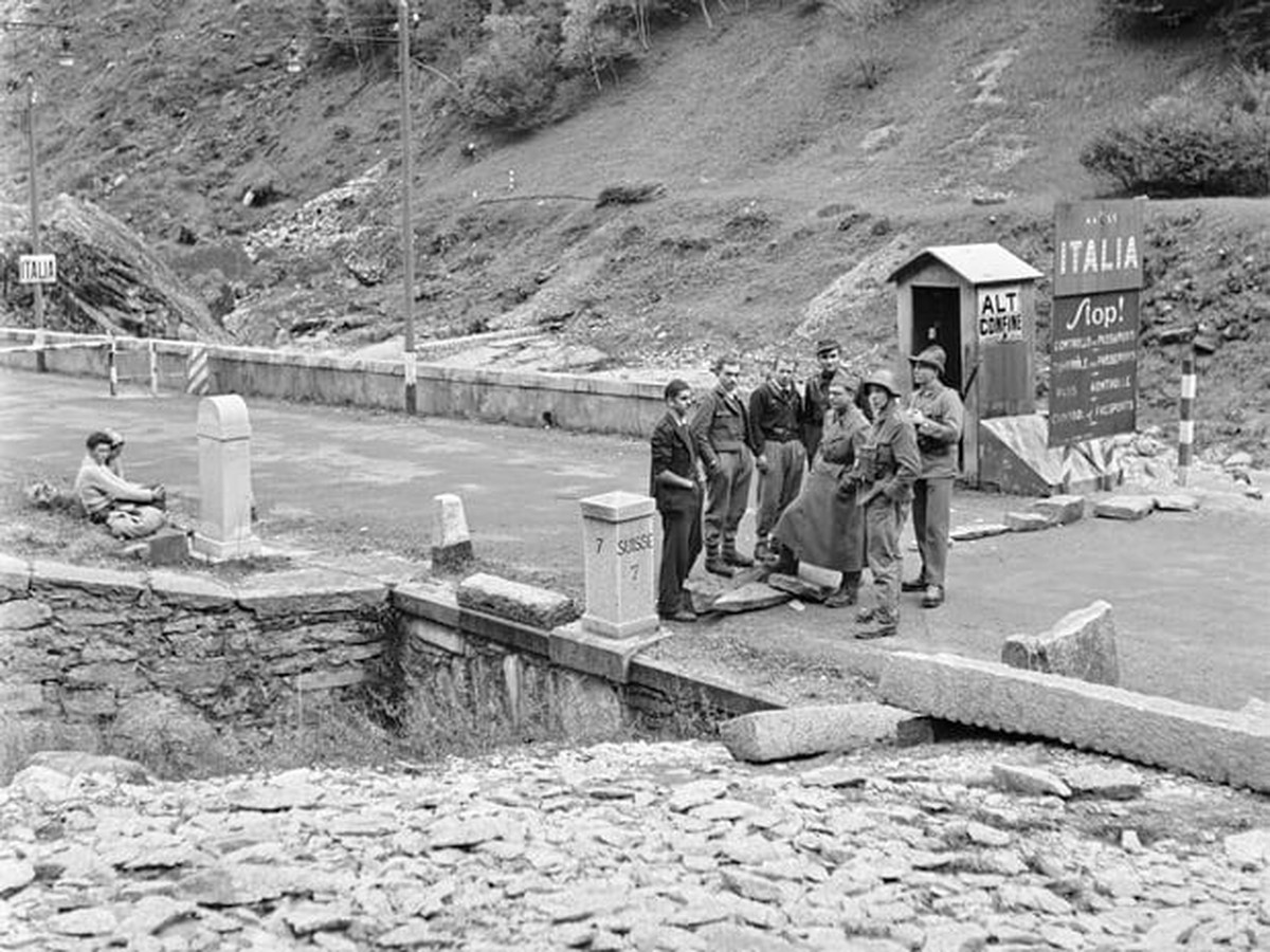 Pas de crainte du contact : des partisans ossoliens et des soldats suisses discutent au poste frontière de Gondo VS.