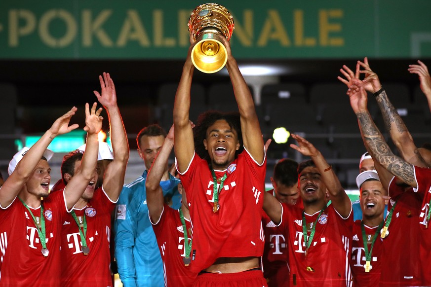 epa08528536 Joshua Zirkzee of FC Bayern Munich lifts the DFB Cup winners trophy after winning the DFB Cup final match between Bayer 04 Leverkusen and FC Bayern Munich at Olympiastadion in Berlin, Germ ...