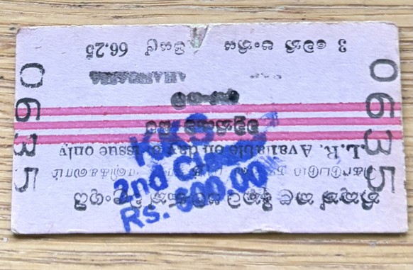 Im schnellsten Zug Afrikas\nWollte in Vavunya Sri Lanka um 3 Uhr morgens auch ein Ticket lösen, auch die Karte gesperrt worden. Der Schalter ging genau 20 Min vor der Abfahrt auf und ich erhielt noch  ...