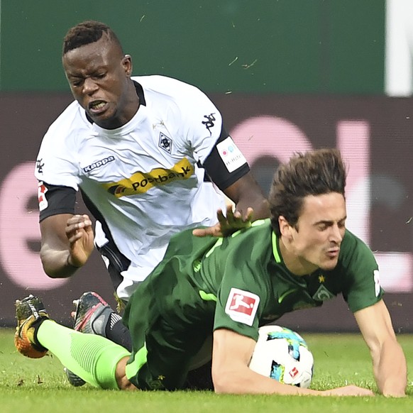 Bremen&#039;s Thomas Delaney and Gladbach&#039;s Denis Zakaria, left, challenge for the ball during the German Bundesliga soccer match between Werder Bremen and Borussia Moenchengladbach in Bremen, Ge ...