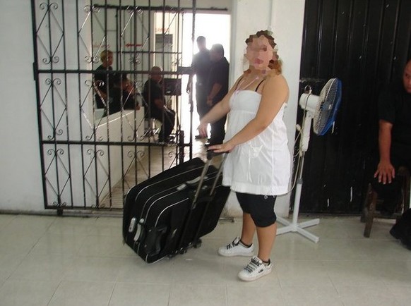 epa02811067 Combo pictures provided by the Quintana Roo state Public Security Secretary (SSPQR) on 05 July 2011 of 19 year old Maria Arjona Rivero, who tried to hide and take out her boyfriend Juan Ra ...