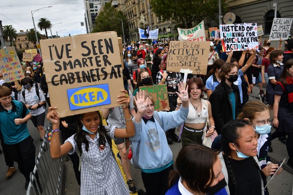 epa09848106 School students hold placards during a Climate School Strike protest at Treasury Gardens in Melbourne, Australia, 25 March 2022. EPA/JOEL CARRETT AUSTRALIA AND NEW ZEALAND OUT