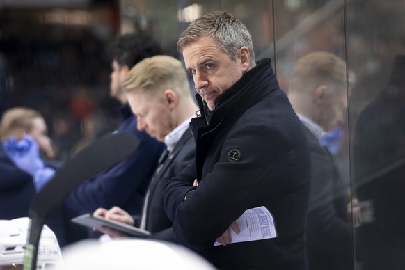 Head Coach Dan Tangnes (EVZ) reagiert im sechsten Eishockey Playoff Viertelfinal Spiel der National League zwischen SC Bern, SCB, und EV Zug, EVZ,, am Mittwoch, 27. Maerz 2024, in der PostFinance Aren ...