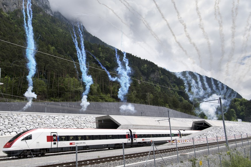 ZUM FAHRPLANWECHSEL DER SBB UND DER FAHRPLANMAESSIGEN INBETRIEBNAHME DES GOTTHARD-BASISTUNNELS AM SONNTAG, 11. DEZEMBER 2016, STELLEN WIR IHNEN FOLGENDES BILDMATERIAL ZUR VERFUEGUNG - The first train  ...