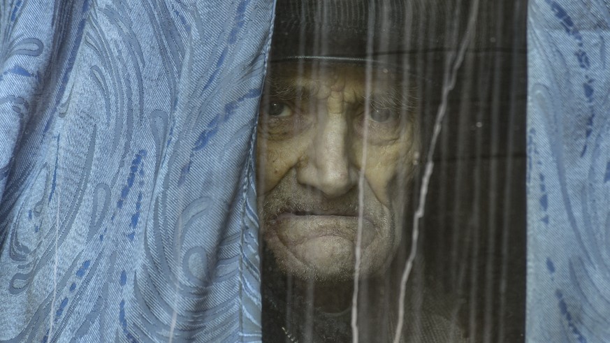 epaselect epa10288459 A resident looks from the window of a bus as Russian rescuers evacuate a geriatric boarding house on the left bank of the Dnieper river, in Kherson, Kherson region, Ukraine, 05 N ...
