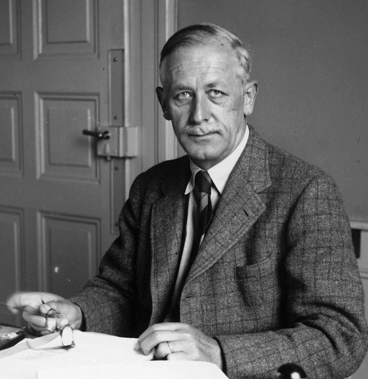Heinrich Rothmund, Chef der Eidgenoessischen Zentralstelle fuer Fremdenpolizei, aufgenommen am 18. August 1941 in seinem Buero in Bern. (KEYSTONE/PHOTOPRESS-ARCHIVE/H.) === BW ONLY ===
