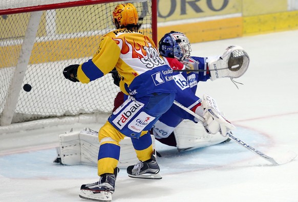HC Davos Stuermer Andres Ambuehl, links, trifft in der Verlaengerung zum 5-6 gegen EHC Kloten Torhueter Martin Gerber waehrend dem Eishockey-Meisterschaftsspiel der National League A zwischen dem EHC  ...