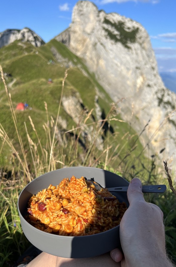 Helene Obrist wandern essen food sommer 2022 ferienessen
Reis und Bohnen aus der Dose – schmeckt mit fantastischer Aussicht wie ein Gourmet-Menü ;-) https://www.watson.ch/Helene%20Obrist/