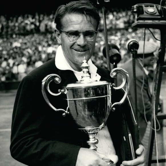 IMAGO / ZUMA Press/Keystone

Jul. 07, 1954 - Drobny wins men s singles from Rosewall at Wimbledon. the champion with the cup. photo shows Jaroslav Dronby with the cup after receiving it from the Duche ...