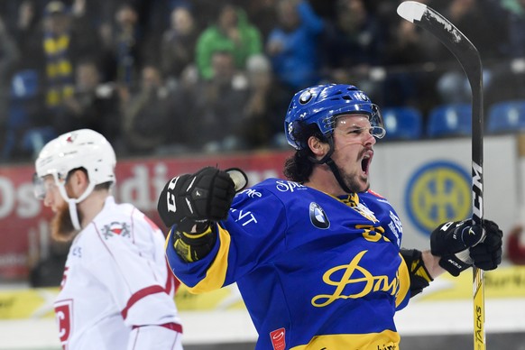 Dino Wieser von Davos, rechts, bejubelt seinen Treffer zum 1-0, neben Jonas Junland von Lausanne, beim zweiten Playoff-Viertelfinalspiel der National League A zwischen dem HC Davos und Lausanne HC, am ...