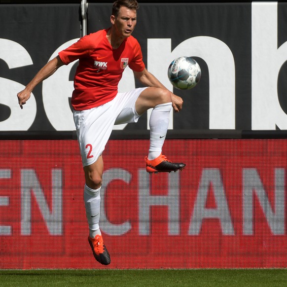 24.08.2019, Bayern, Augsburg: Fussball: Bundesliga, FC Augsburg - 1. FC Union Berlin, 2. Spieltag in der WWK-Arena. Stephan Lichtsteiner von Augsburg spielt beim Aufwaermen den Ball. (KEYSTONE/DPA/Ste ...