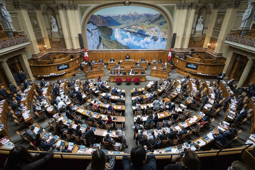 Blick von der Zuschauertribuene in den Saal, an der Wintersession der Eidgenoessischen Raete, am Dienstag, 30. November 2021 im Nationalrat in Bern. Am Ende der ersten Sessionswoche werden aufgrund de ...