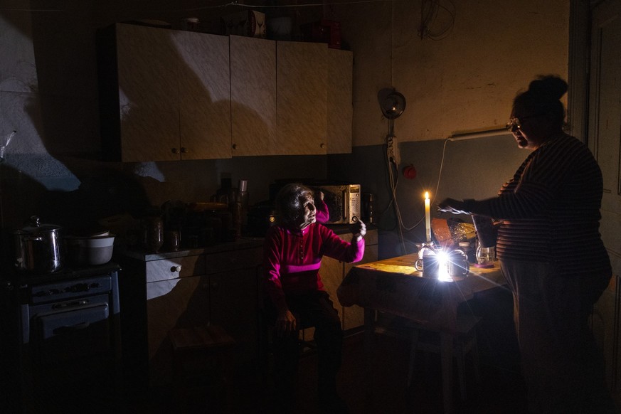 KYIV, UKRAINE - OCTOBER 22: Natalia Zemko, 81, (left) talks with her daughter Lesya Zemko in their kitchen during a power outage in the city center on October 22, 2022 in Kyiv, Ukraine. Restricted pow ...