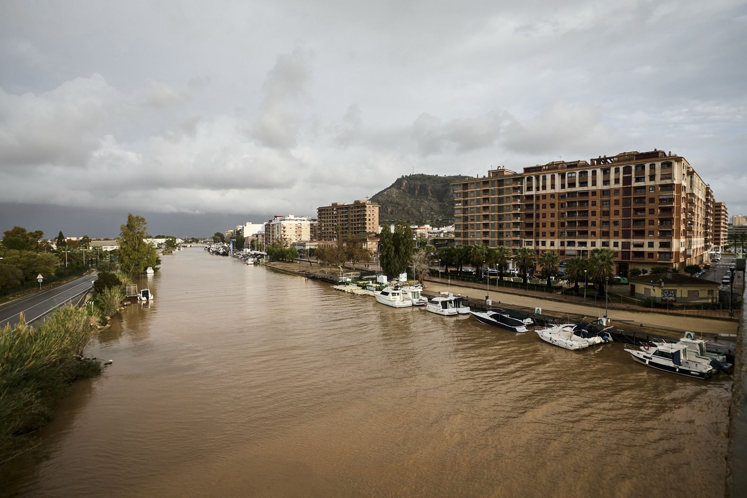 epa11720156 View of the River Jucar in the flood-hit municipality of Cullera, Valencia province, Spain, 14 November 2024. The Spanish Meteorologic Agency (AEMET) has lowered the red alert to orange fo ...