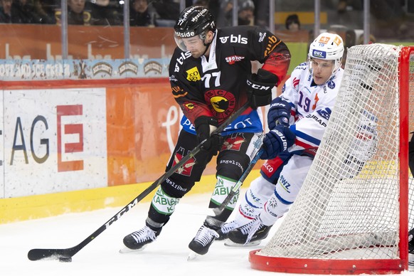 Berns Yanik Burren, links, und Zuerichs Reto Schaeppi, rechts, kaempfen um den Puck, beim Eishockey Meisterschaftsspiel der National League zwischen dem SC Bern und den ZSC Lions, in der Postfinance A ...