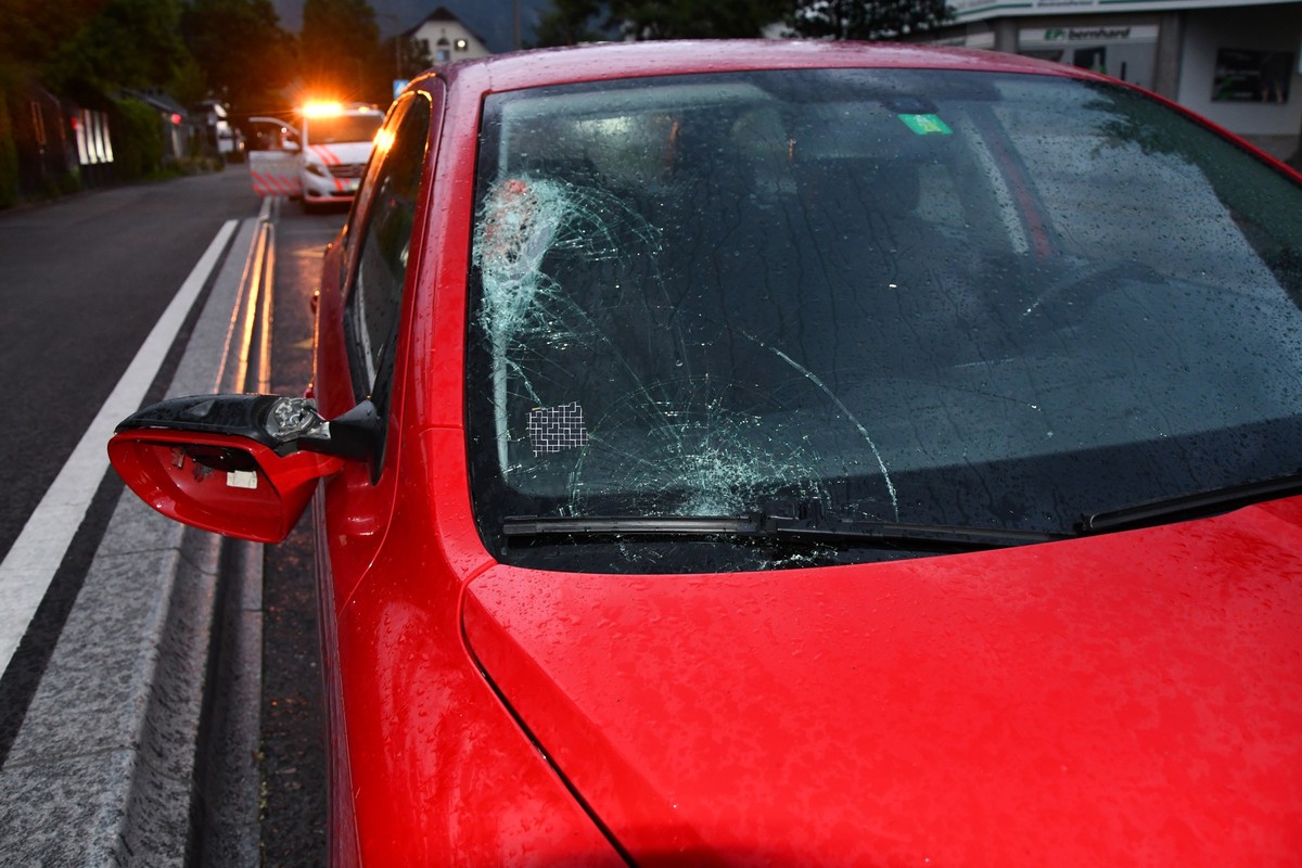 Ein Autofahrer ist dem bremsenden Auto vor ihm ausgewichen und in vier Soldaten geprallt, welche auf dem Trottoir unterwegs waren.