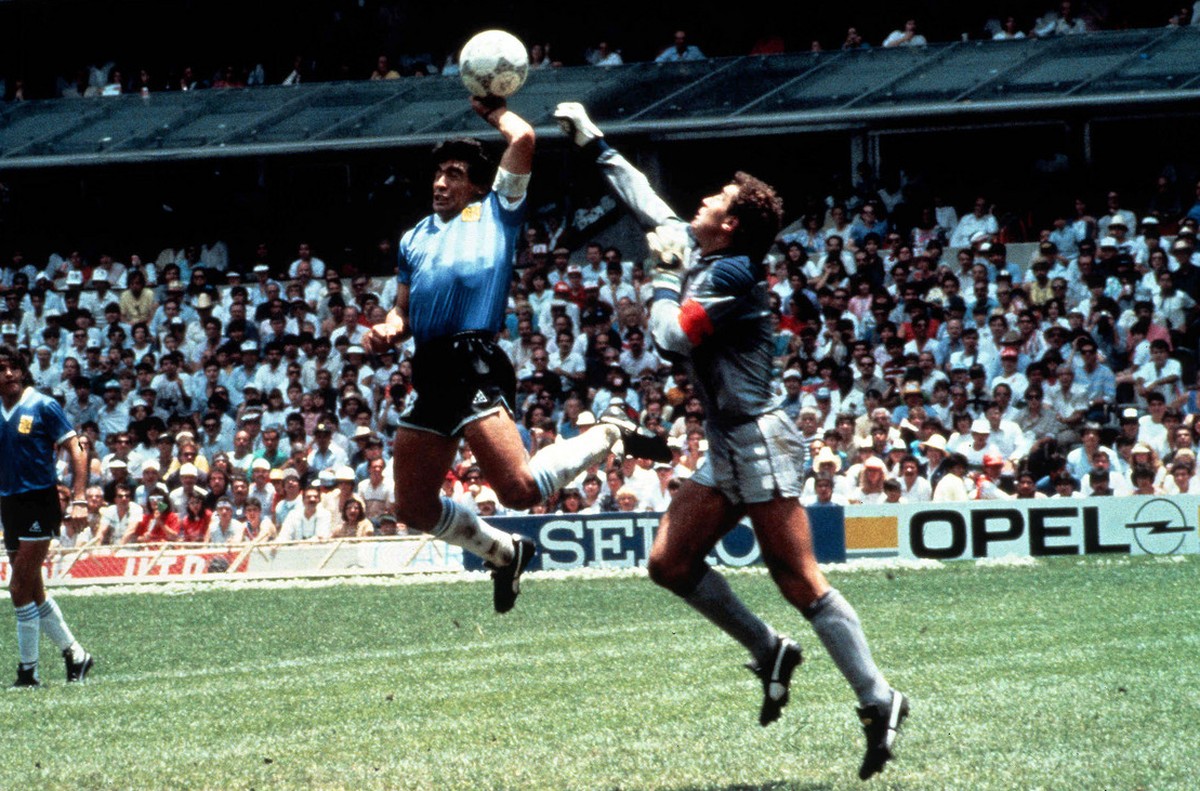 Die Hand Gottes: Maradona trifft im Viertelfinal der WM 1986 mit der Hand.