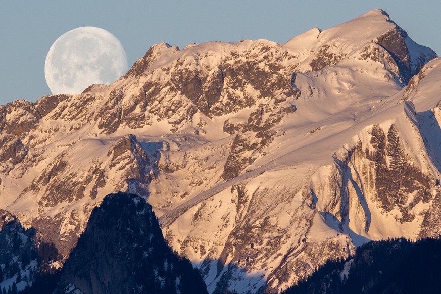 Sonnenaufgang an der «Cornettes de Bise» an der Grenze zwischen dem Wallis und der französischen Département Haute-Savoie.