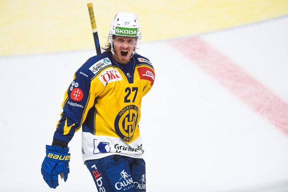Davos' player Magnus Nygren celebrates the 3-3 goal, during the match of National League Swiss Championship between HC Lugano and HC Davos at the ice stadium Corner Arena in Lugano, on Friday, Oc ...
