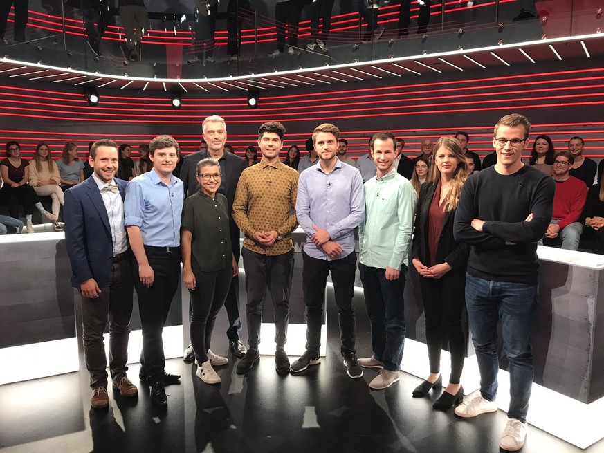 Gruppenbild mit Damen (v.l.n.r.): Die Jungparteipräsidenten Uriel Seibert (EVP), Benjamin Fischer (SVP), Sarah Bünter (CVP), Moderator Sandro Brotz, Luzian Franzini (Grüne), Tobias Vögeli (GLP), Remo  ...