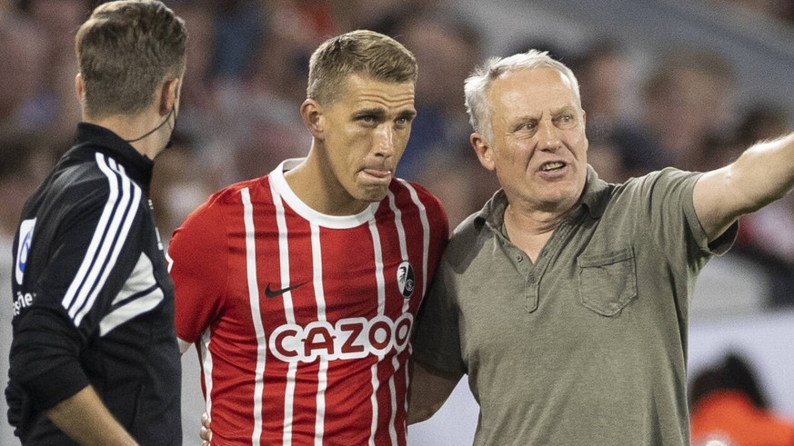 Fußball: 1. Bundesliga, Saison 2022/2023, 2. Spieltag, SC Freiburg - Borussia Dortmund am 12.08.2022 in Freiburg Baden-Württemberg. Freiburgs Trainer Christian Streich gibt Nils Petersen vor dessen Ei ...