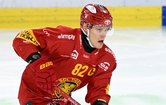 Tigers Harri Pesonen, beim Eishockey-Qualifikationsspiel der National League, zwischen den SCL Tigers und dem HC Lugano, am Dienstag, 23. Dezember 2025, in der Emmental Versicherung Arena in Langnau.( ...