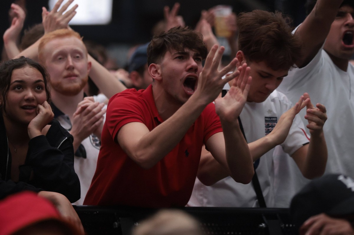 . 30/06/2024. London, United Kingdom. England Fans BoxPark Wembley. Supporters watch screening of England s knockout game against Slovakia on the big screen at BoxPark, Wembley. PUBLICATIONxINxGERxSUI ...