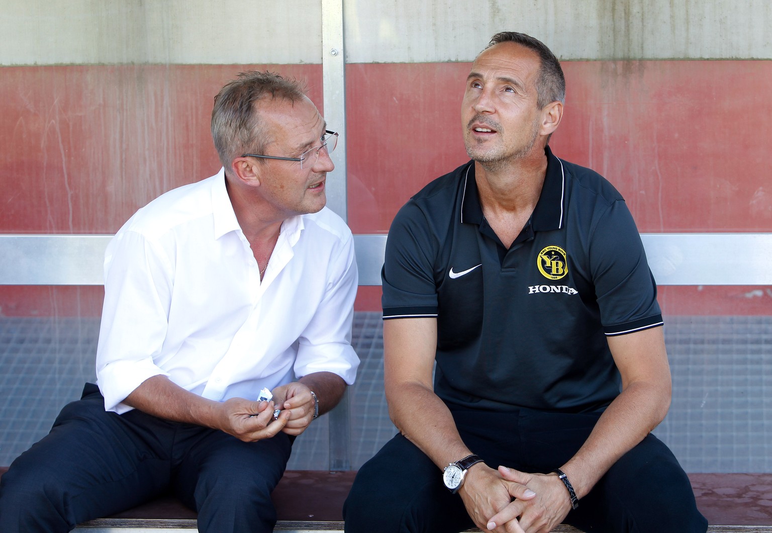 YB Sportchef Fredy Bickel, links, erzaehlt seinem Trainer Adi Huetter, rechts, die Geschichte des Sulzer Hochhauses kurz vor Spielbeginn, aufgenommen am Samstag, 13. August 2016, beim Fussball Schweiz ...