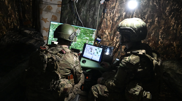 Russische Soldaten steuern eine FPV-Drohne an der Front (Archivbild): Beide Seiten setzen auf Drohnen.