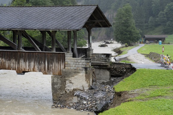 Eine Strasse welche ueber eine Bruecke fuehrt, ist nach einem Hochwasser der vergangen Woche eingestuerzt, aufgenommen bei Schangnau im Kanton Bern, am Dienstag, 29. Juli 2014. (KEYSTONE/Steffen Schmi ...