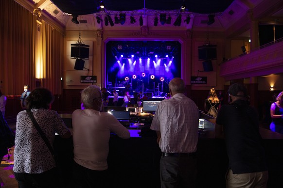 Personen stehen im Saal bei einem Pilotversuch anlaesslich dem Konzert von Patent Ochsner, am Montag, 21. Juni 2021, im Bierhuebeli in Bern. Rund fuenfhundert Personen duerfen ohne Maske an dieser Ver ...