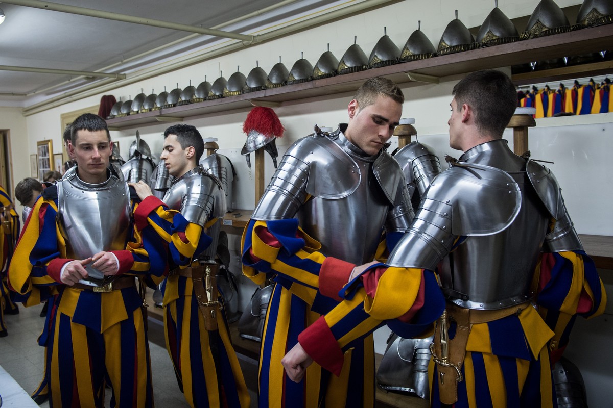 Neue Schweizer Gardisten bereiten sich am Freitag, 6. Mai 2016, in ihrem Quartier auf ihre Vereidigung auf dem Damasushof des Apostolischen Palastes im Vatikan vor. (KEYSTONE/Ti-Press/Gabriele Putzu)