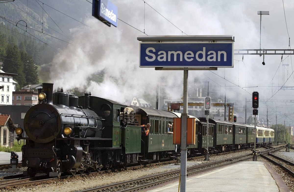 Mit viel Dampf faehrt am Freitag, 27. Juni 2003 eine nostalgische Zugskomposition der Rhaetischen Bahn, RhB, in den Bahnhof von Samedan im Oberengadin ein, exakt einhundert Jahre nach der Eroeffnung d ...