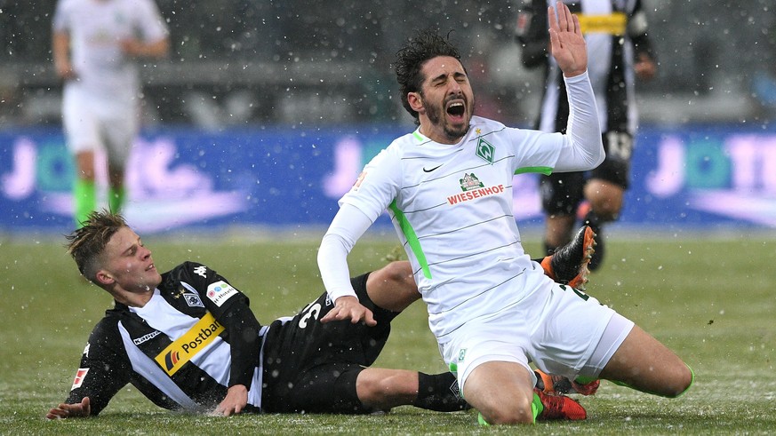 epa06575759 Bremen&#039;s Ishak Belfodil (R) in action with Moenchengladbach&#039;s Nico Elvedi (L) during the German Bundesliga soccer match between Borussia Moenchengladbach and SV Werder Bremen at  ...