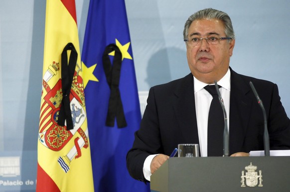 epa06151070 Spanish Home Minister Juan Ignacio Zoido speaks at a press conference after chairing the meeting of Committee of measures against terrorism in Madrid, Spain, 19 August 2017. At least 14 pe ...