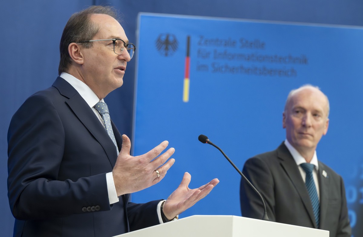 20.10.2025, Bayern, M�nchen: Bundesinnenminister Alexander Dobrindt (l, CSU) und Wilfried Karl, Pr�sident der Zentralen Stelle f�r Informationstechnik im Sicherheitsbereich, nehmen nach dem Besuch von ...