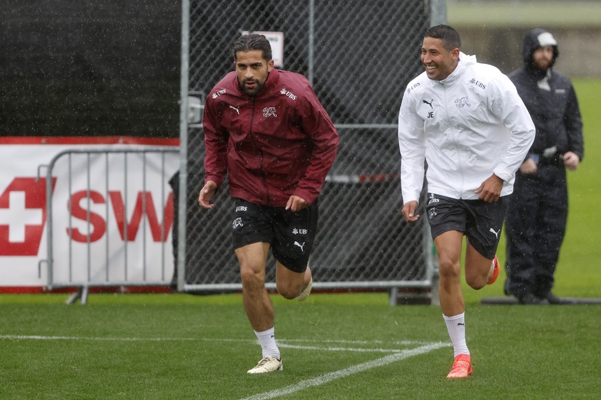 Ricardo Rodriguez, links, mit Athletiktrainer Jose Luis Estevez Rodriguez im Training der Schweizer Fussball Nationalmannschaft im Vorbereitungscamp zur Europameisterschaft, am Freitag, 31. Mai 2024,  ...