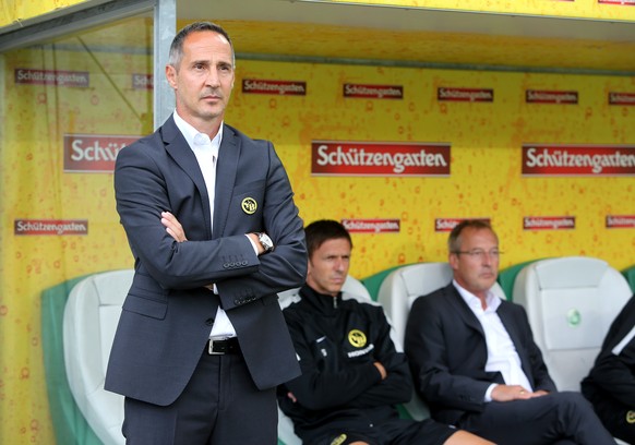 YB Trainer Adi Huetter, links, kurz vor Spielbeginn, zusammen mit seinem Assistenten Harald Gaemperle, Mitte, und Sportchef Fredy Bickel, rechts, aufgenommen am Samstag, 23. Juli 2016, beim Fussball S ...