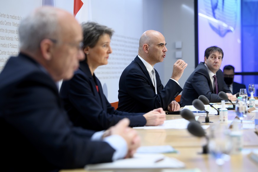 Bundesrat Alain Berset, zweiter-rechts, spricht an der Seite von Bundesrat Ueli Maurer, links, Bundespraesidentin Simonetta Sommaruga, zweite-links, und Vizekanzler Andre Simonazzi, Bundesratssprecher ...