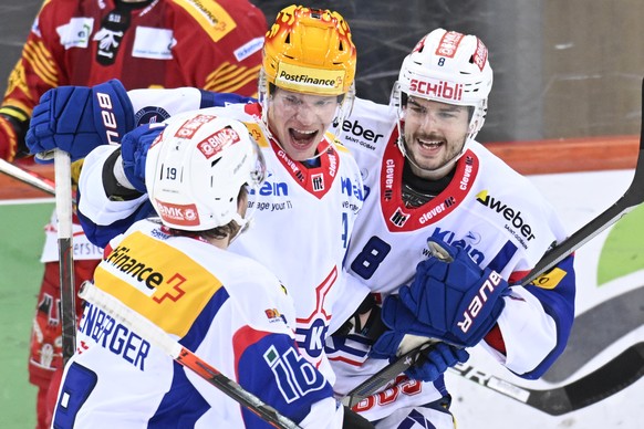 Klotens Steve Kellenberger, Postfinance Topscorer Miro Aaltonen, Marc Marchon, von links jubeln waehrend dem Qualifikations-Spiel der National League, zwischen den SCL Tigers und dem EHC Kloten, am Sa ...